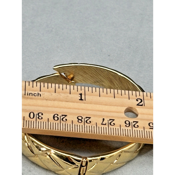 Vintage Monet Gold Tone Textured Hinged Bangle Bracelet Shiny Excellent - Picture 11 of 16